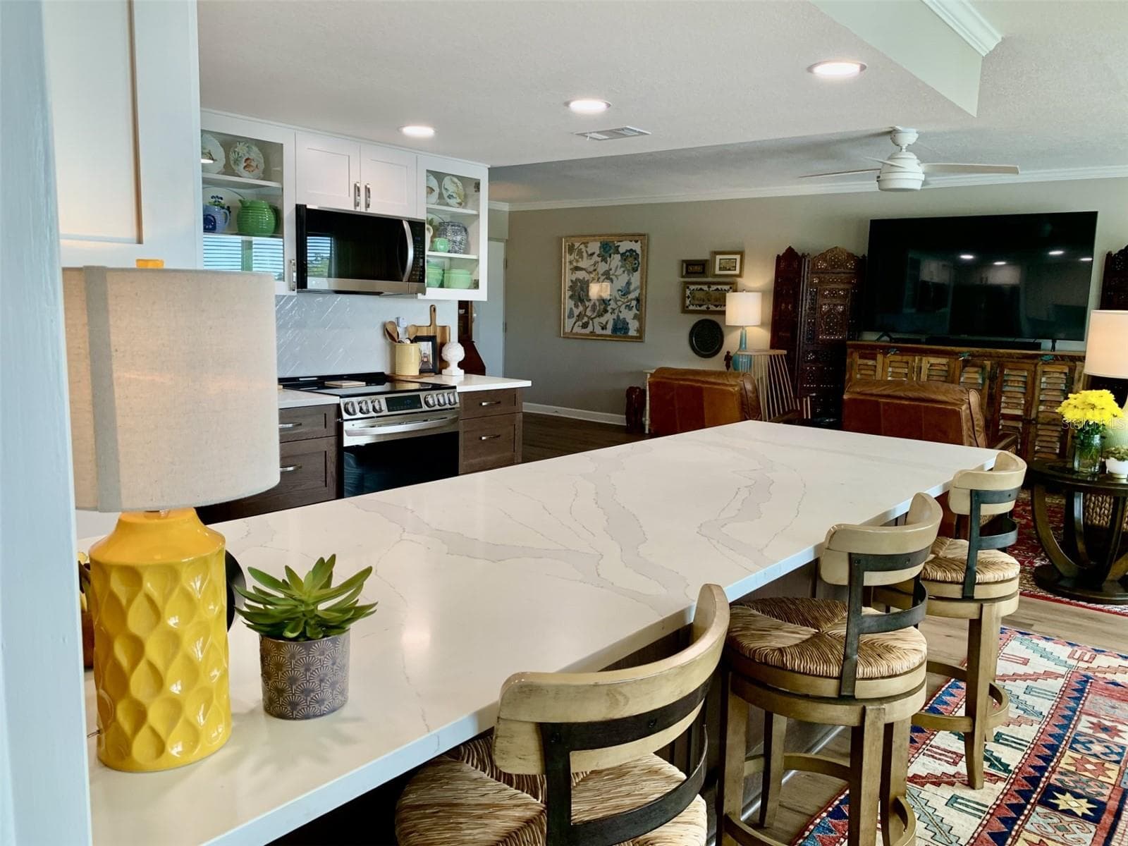 Huge island in kitchen - 1655 S HIGHLAND AVE #I379, CLEARWATER