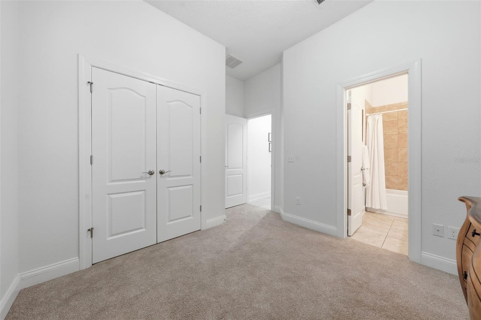 Guest Suite with tub/shower combo - 16716 ABBEY HILL CT, CLERMONT