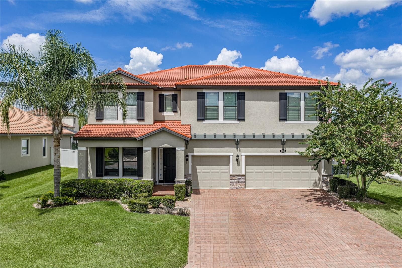 1902 VIA LAGO DR