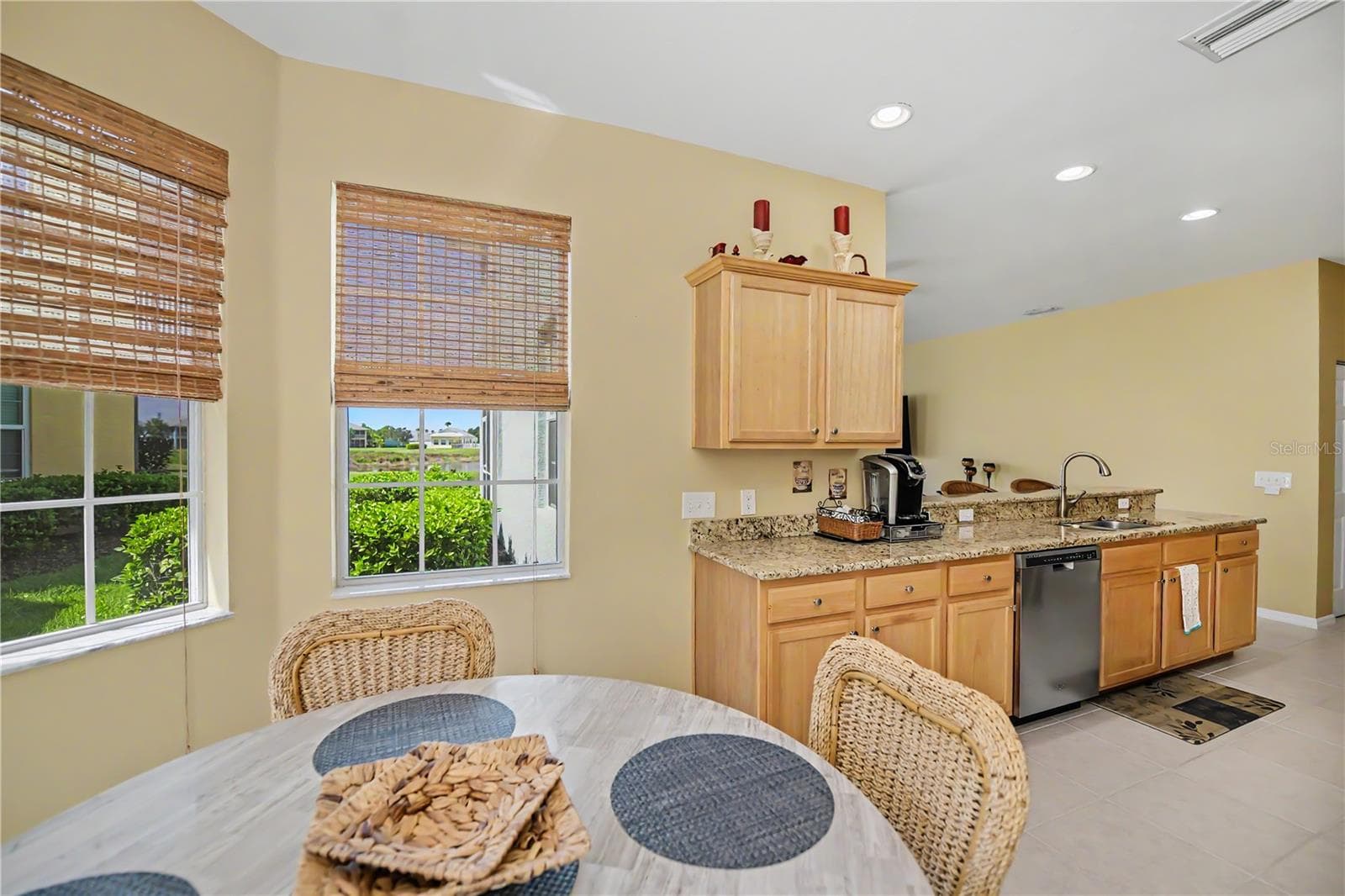 share breakfast, lunch, dinner while enjoying the peaceful water view - 25545 HERITAGE LAKE BLVD #21, PUNTA GORDA