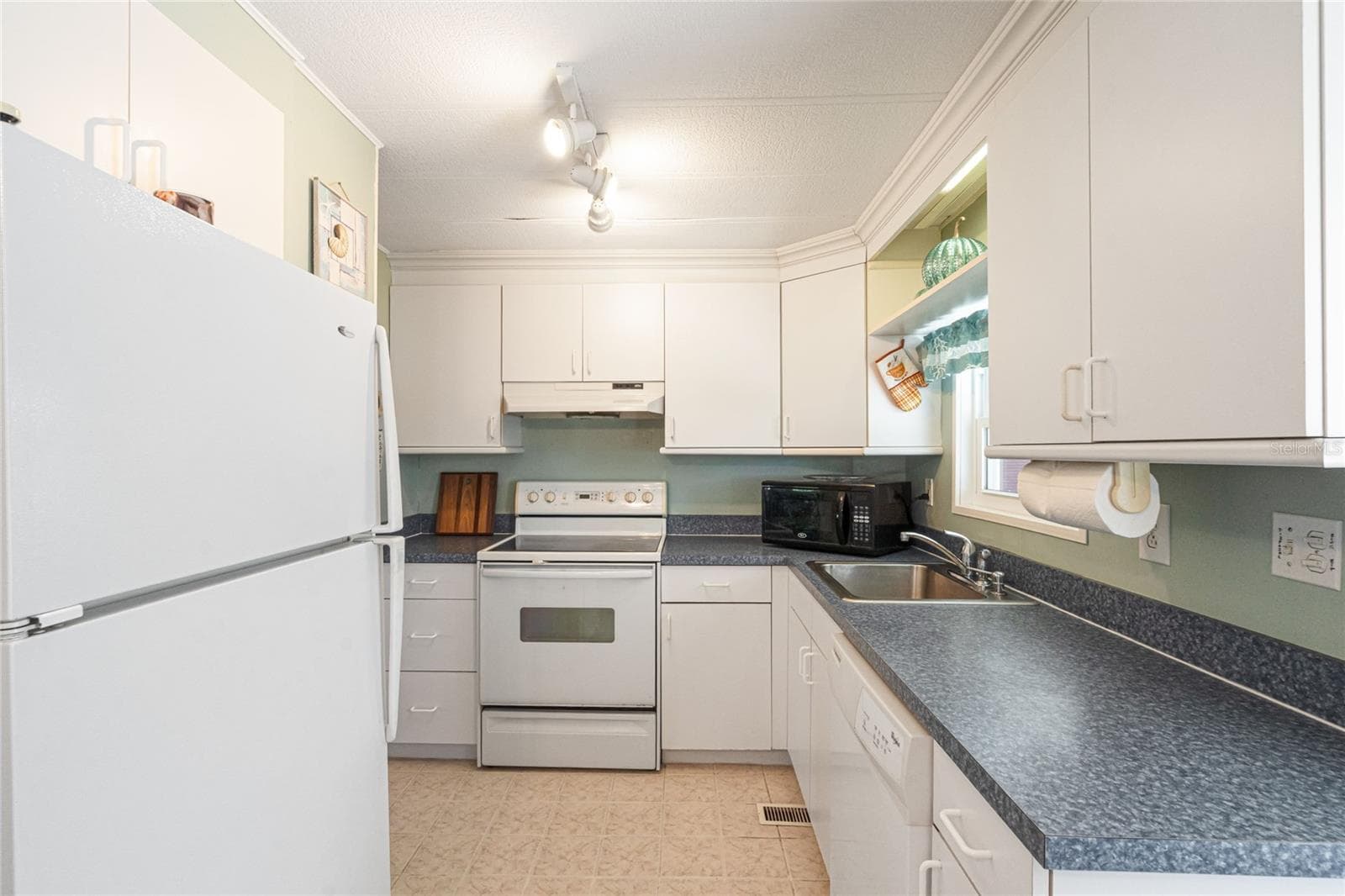Manufactured Home at 700 FAIRMOUNT DR, NORTH PORT, photo 14 of 49