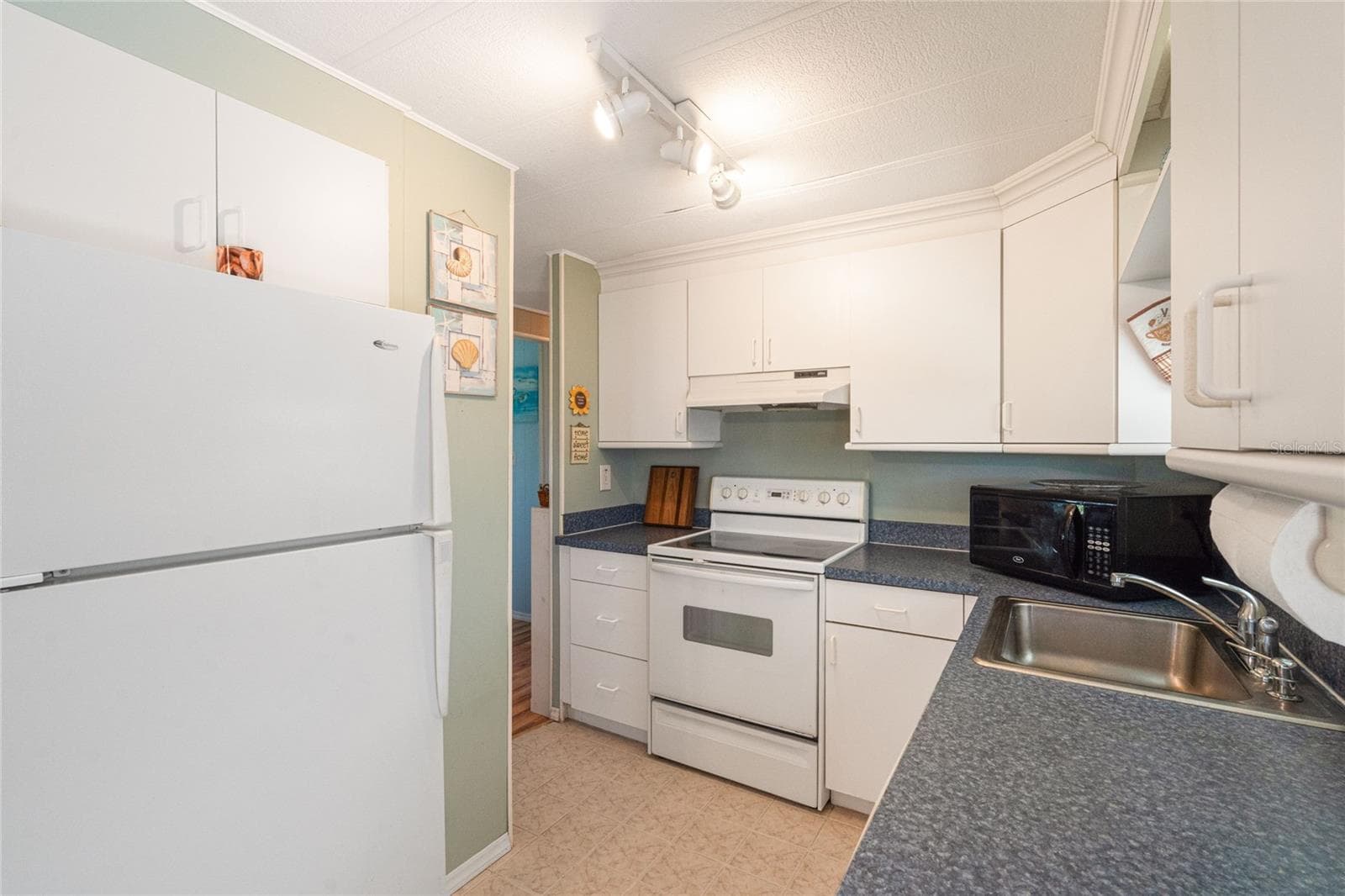 Manufactured Home at 700 FAIRMOUNT DR, NORTH PORT, photo 15 of 49