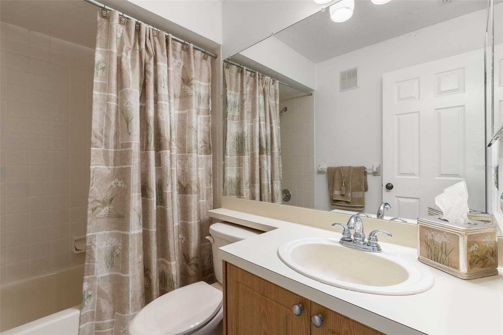 Second full bath - 1801 E LAKE RD #19D, PALM HARBOR