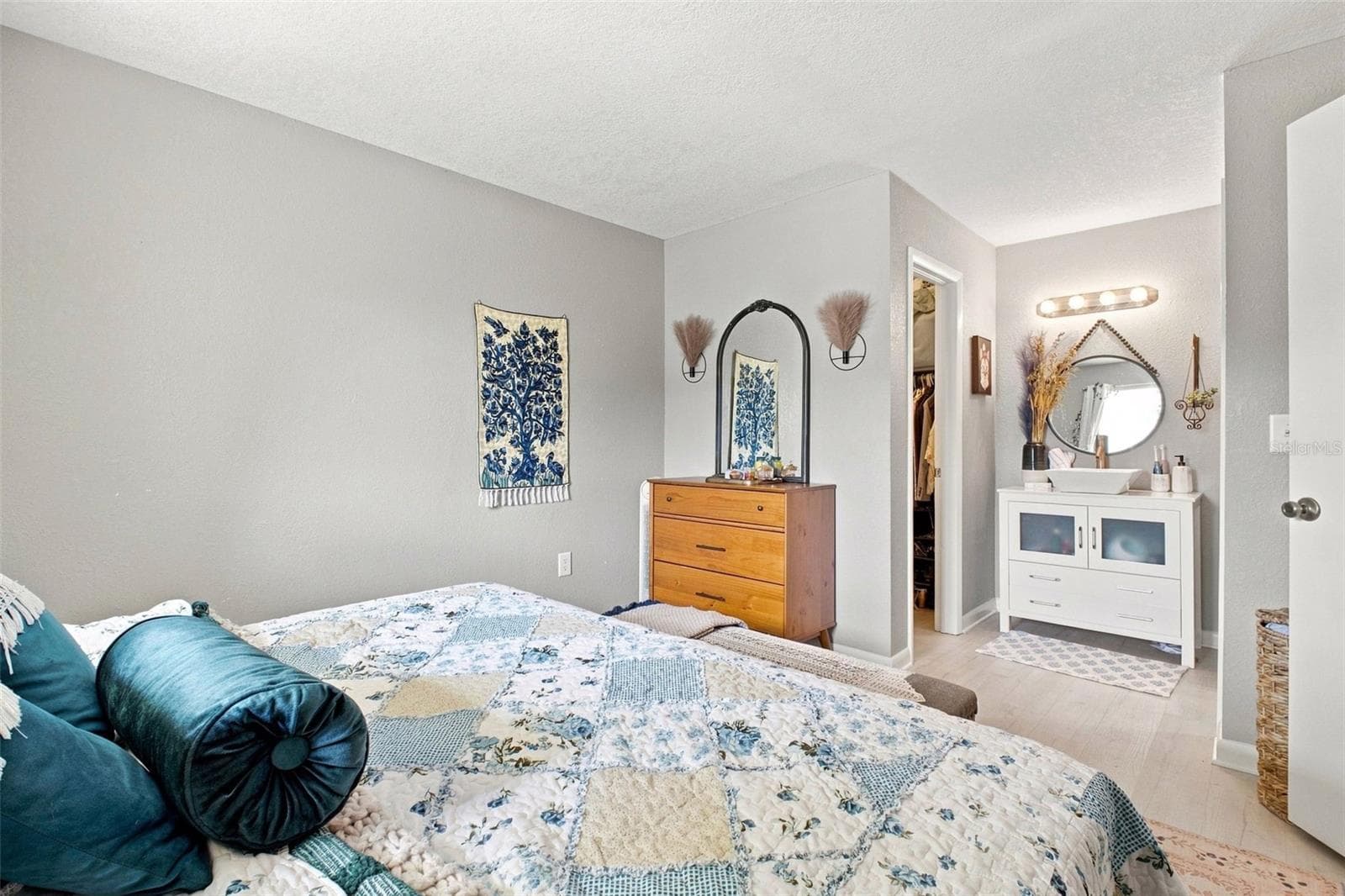 Primary Bedroom with Ensuite Bath & Walk-in Closet - 455 ALT 19 S #17, PALM HARBOR