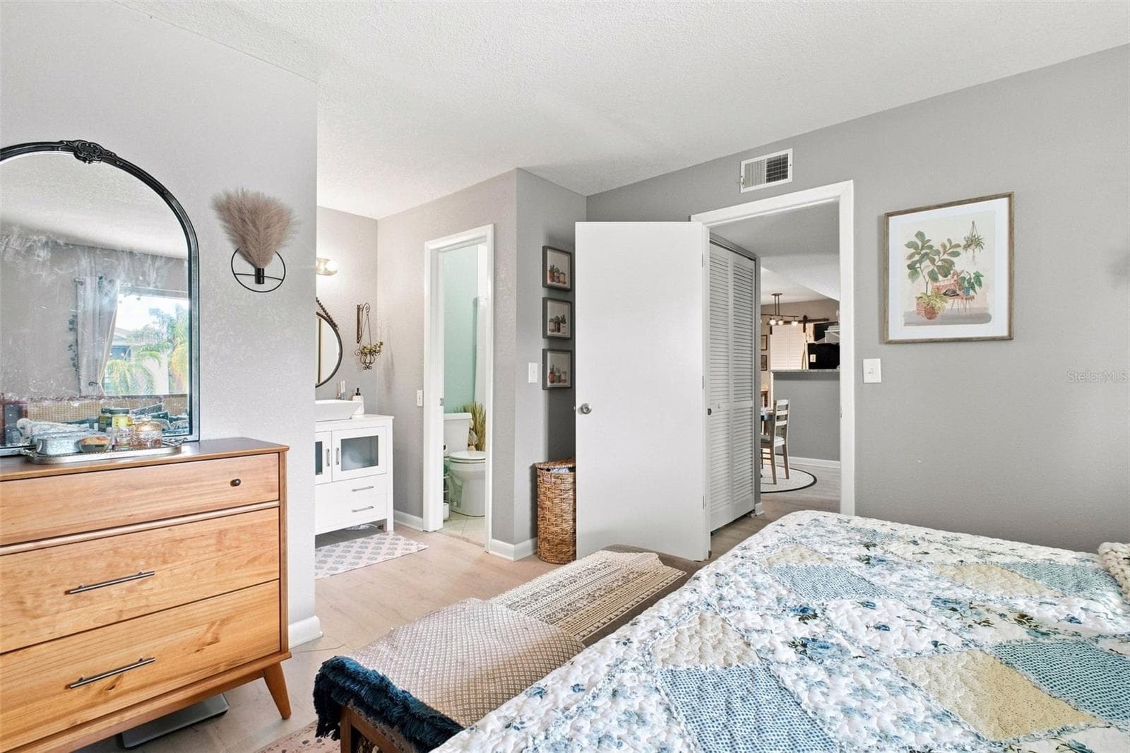 Primary Bedroom with Ensuite Bath & Walk-in Closet - 455 ALT 19 S #17, PALM HARBOR