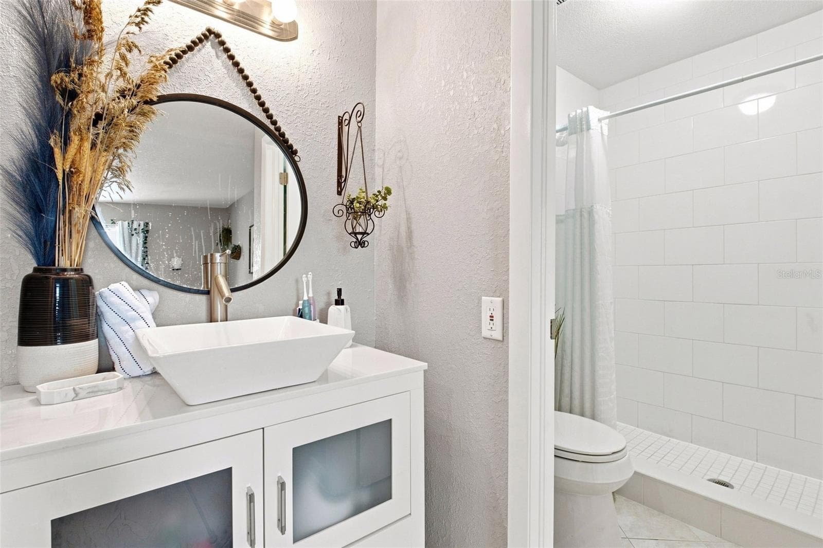 Primary Bedroom with Ensuite Bath & Walk-in Closet - 455 ALT 19 S #17, PALM HARBOR