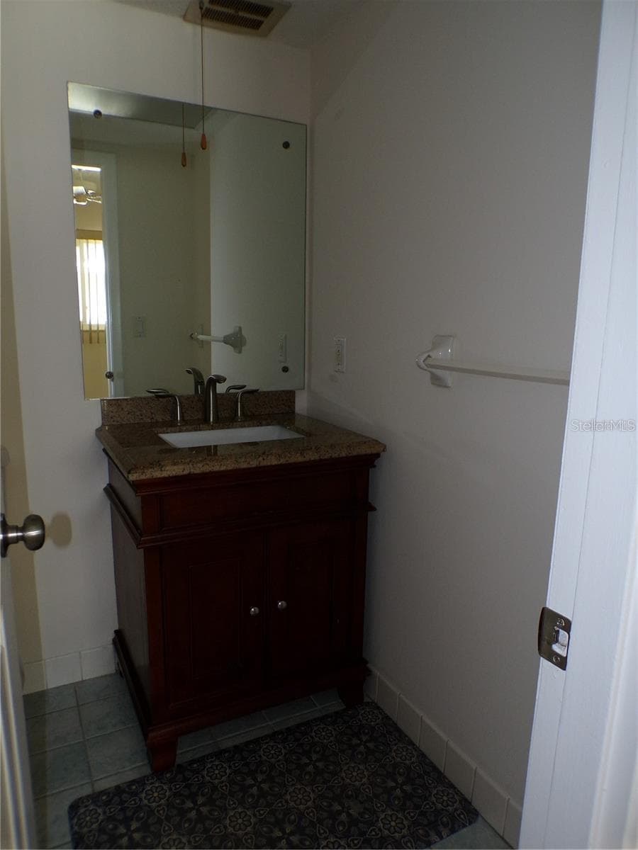 Bath 2 - 649 S TAMIAMI TRL S #304, VENICE