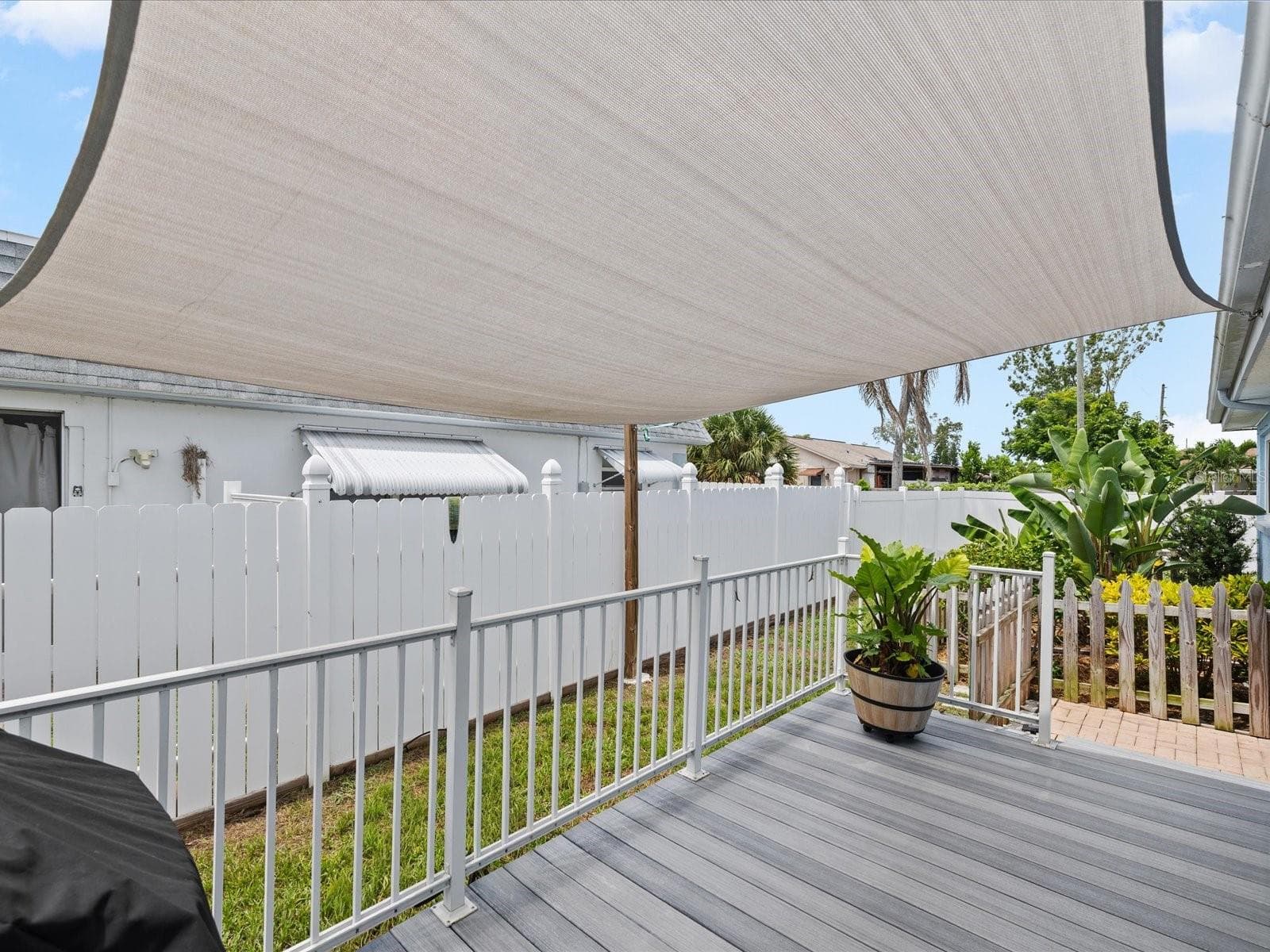 beautiful new decking - lovely tropical plants - 3845 MING TREE DR, NEW PORT RICHEY