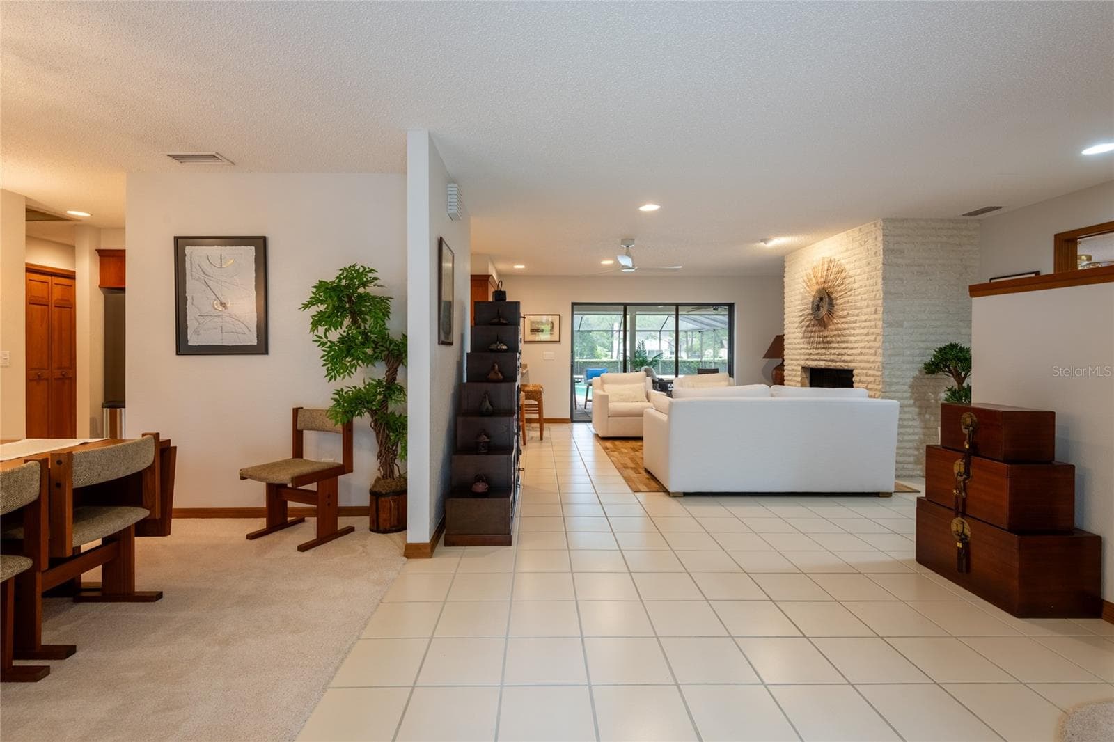 Beautiful open concept right when you walk in the front door. - 16509 E COURSE DR, TAMPA