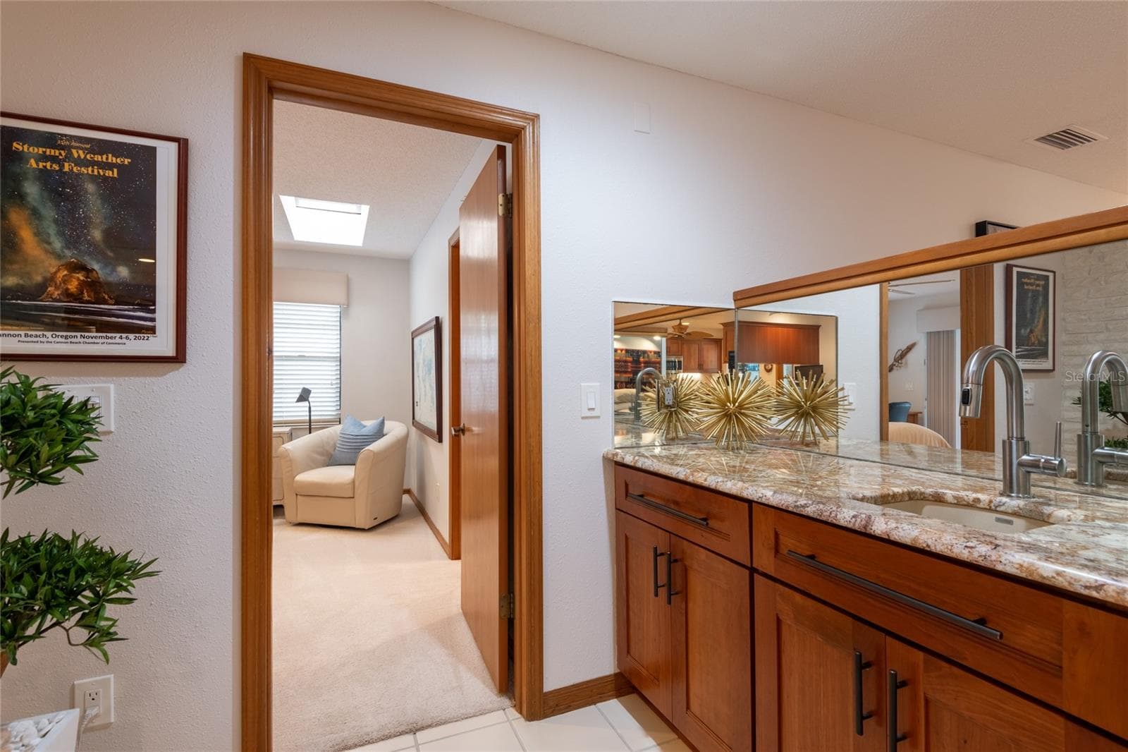Wet bar with lots of storage - 16509 E COURSE DR, TAMPA