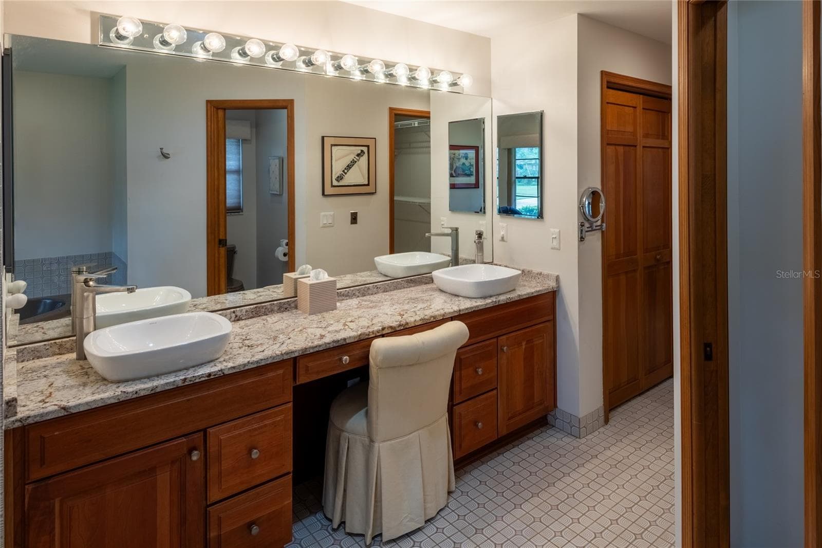 Master bath with Dual sinks - 16509 E COURSE DR, TAMPA