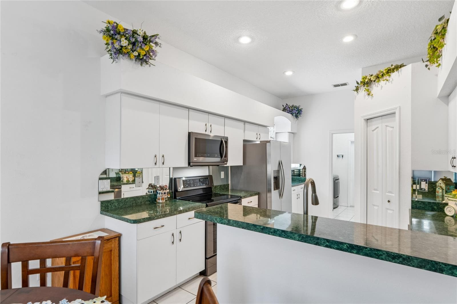 KITCHEN FEATURES INCLUDE NEW REFRIGERATOR, NEWER RANGE, MICROWAVE AND DISHWASHER - SUMMERTREE PRCL 03A PH 02, NEW PORT RICHEY