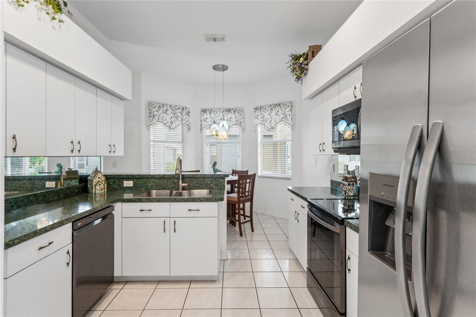 ACCESSABLE KITCHEN ALLOWS FOR EASE IN PREPARING MEALS - SUMMERTREE PRCL 03A PH 02, NEW PORT RICHEY