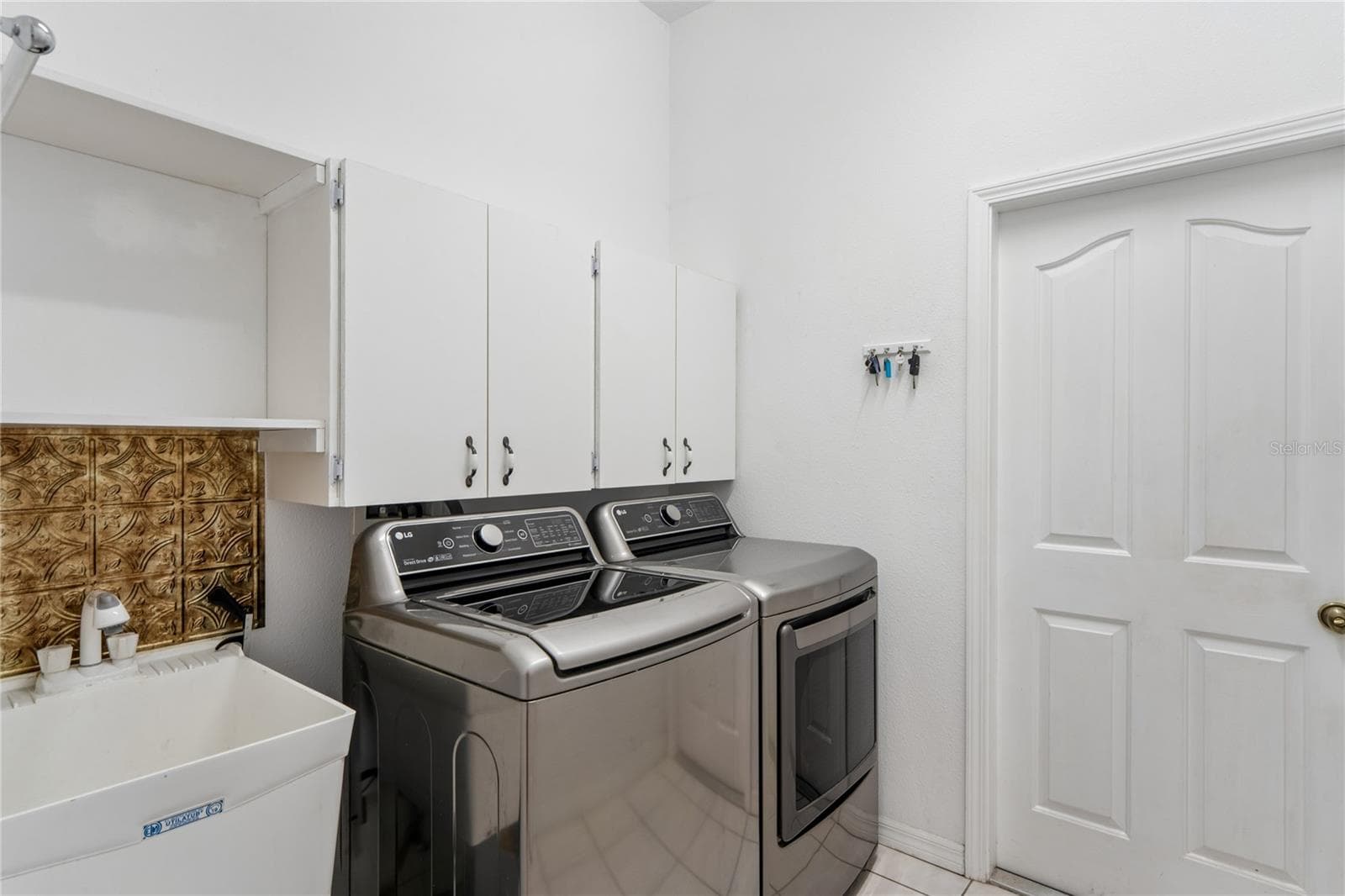 CONVENIENT LAUNDRY ROOM OFF KITCHEN WITH LAUNDRY SINK AND NEWER W&D - SUMMERTREE PRCL 03A PH 02, NEW PORT RICHEY