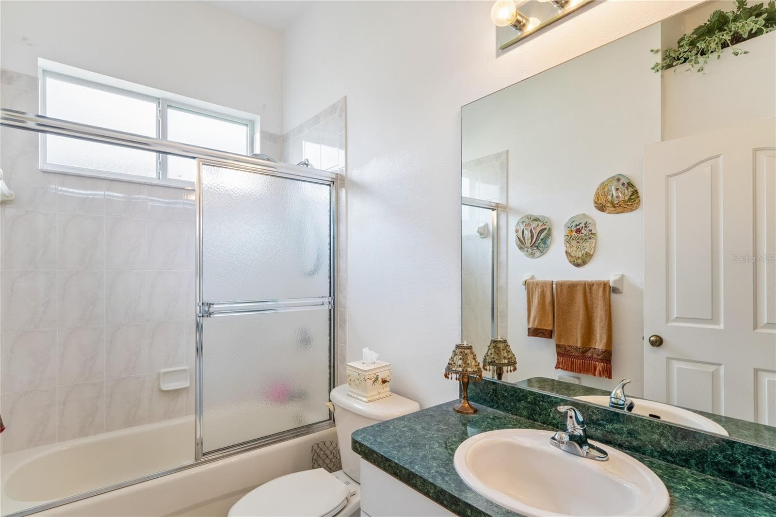 GUEST BATH CONVENIENTLY LOCATED BETWEEN BEDROOMS 2 AND 3 (BEDROOM/DEN/OFFICE) - SUMMERTREE PRCL 03A PH 02, NEW PORT RICHEY