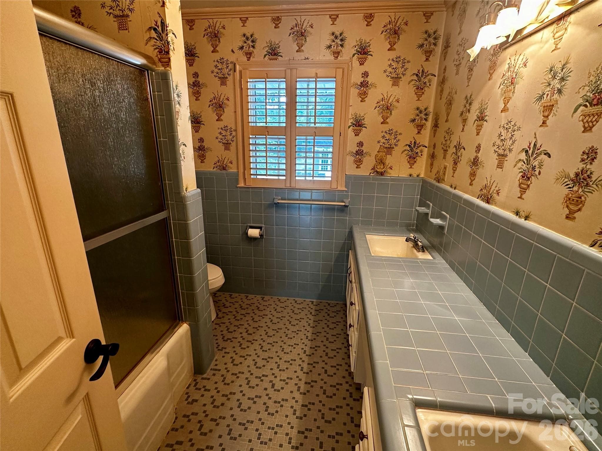 Full Hall Bathroom - 501 N Main Street, Jefferson
