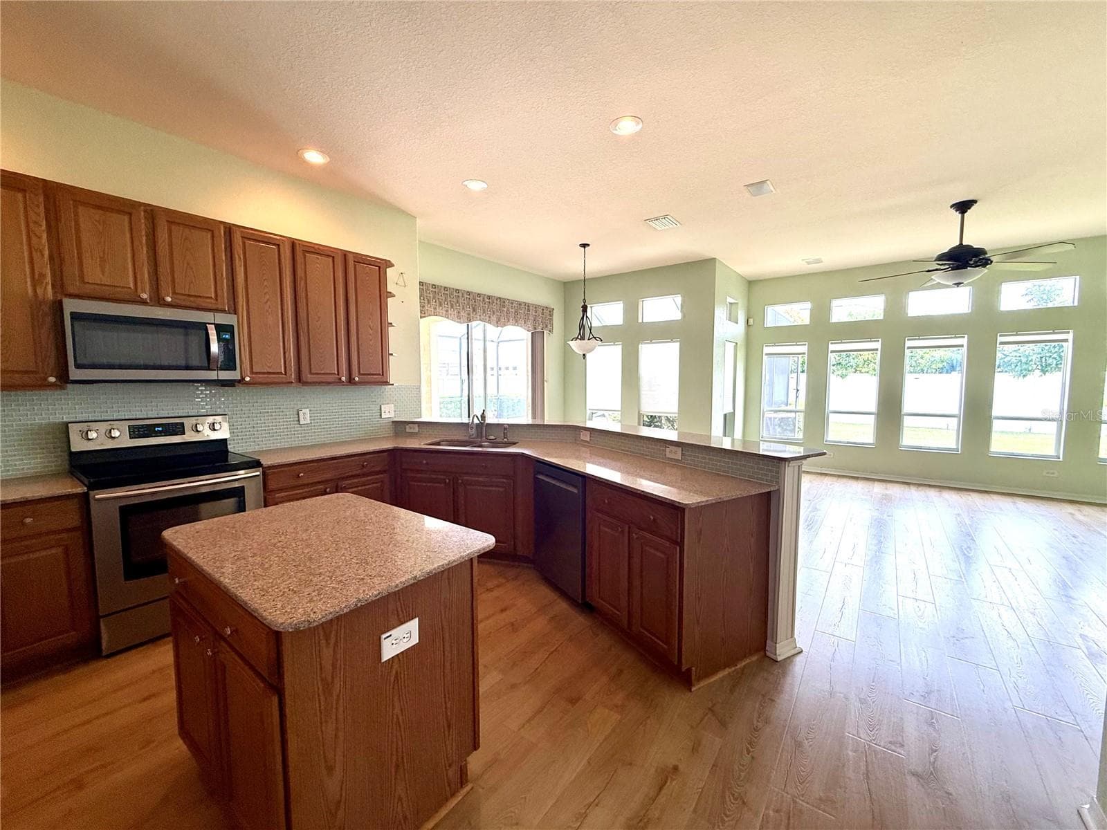 Single Family Residence at 3735 GAVIOTA DR, RUSKIN, photo 13 of 32