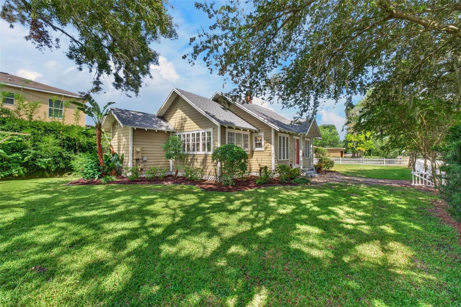 Single Family Residence at 1601 BRYN MAWR ST, ORLANDO, photo 2 of 100