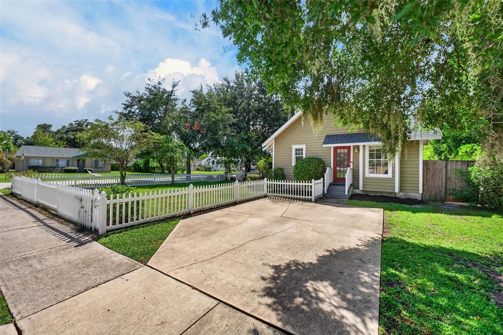 Single Family Residence at 1601 BRYN MAWR ST, ORLANDO, photo 7 of 100