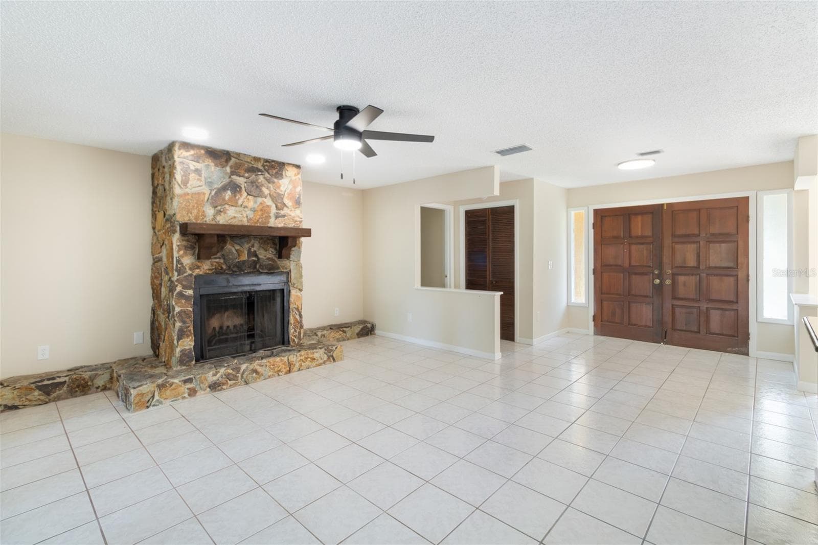 Family room - 3215 LAKE SAXON DR, LAND O LAKES