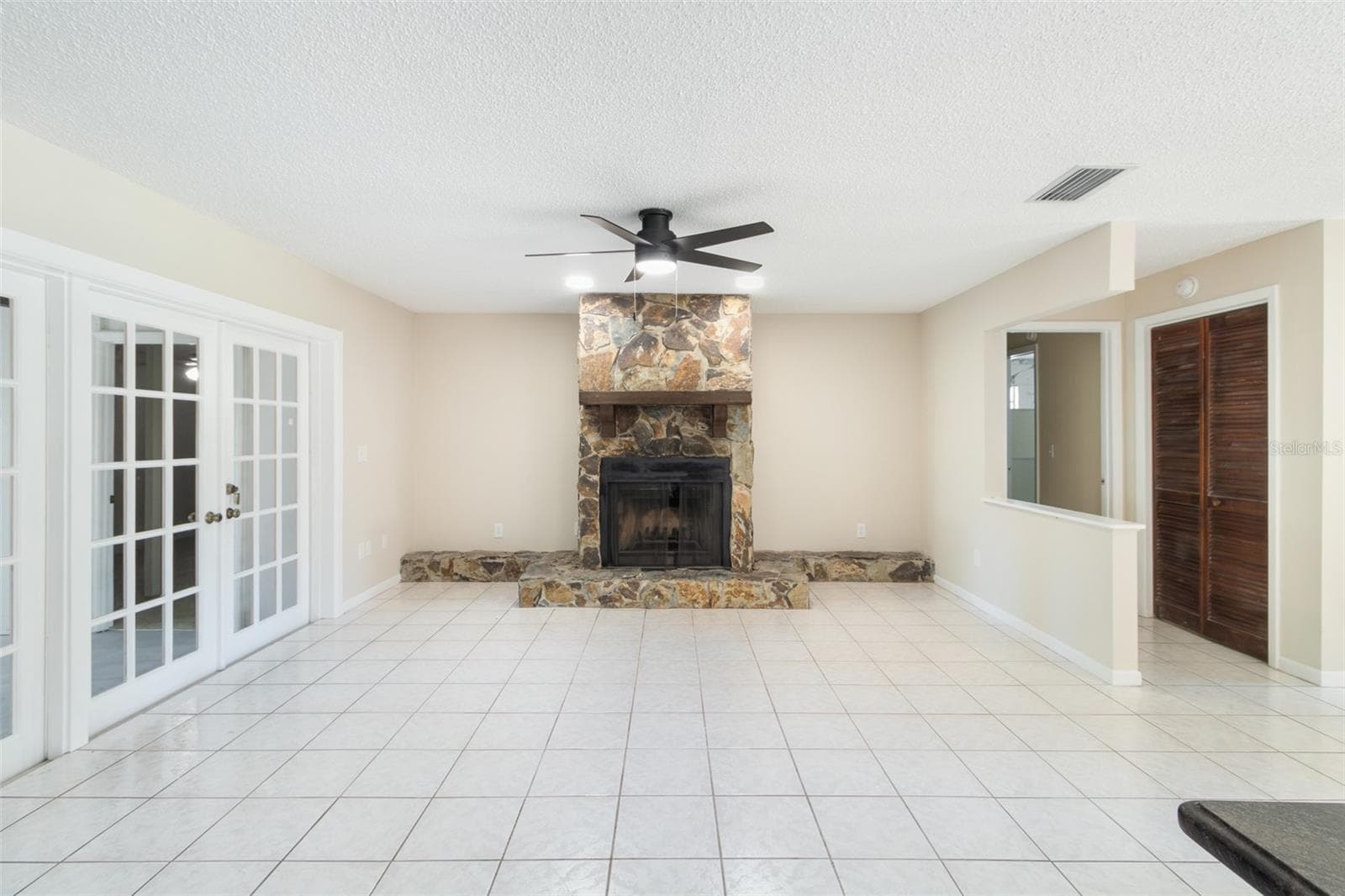 Family room - 3215 LAKE SAXON DR, LAND O LAKES