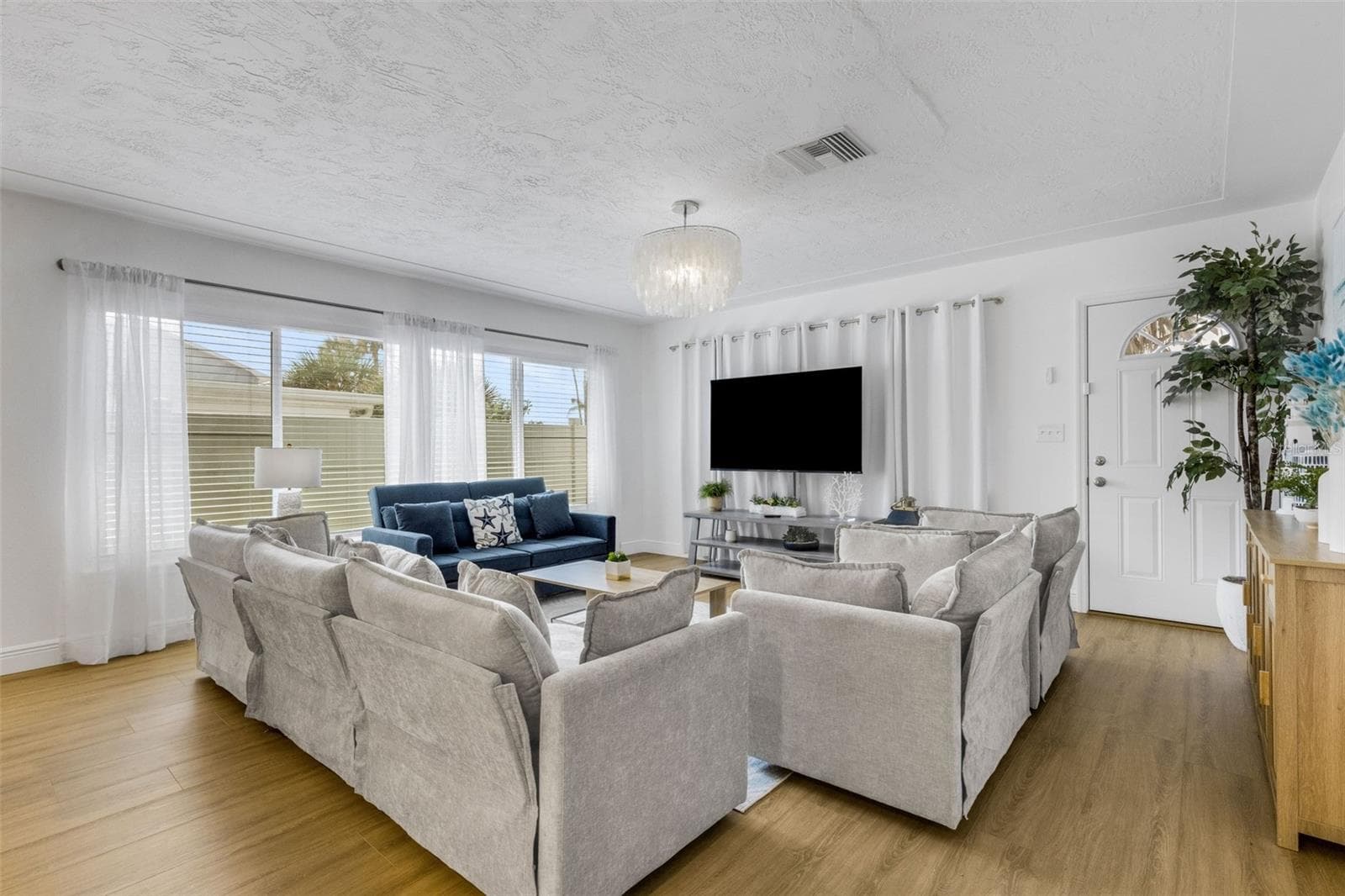 Bright, beautifully renovated interior with an inviting coastal design. - 18317 SUNSET BLVD, REDINGTON SHORES