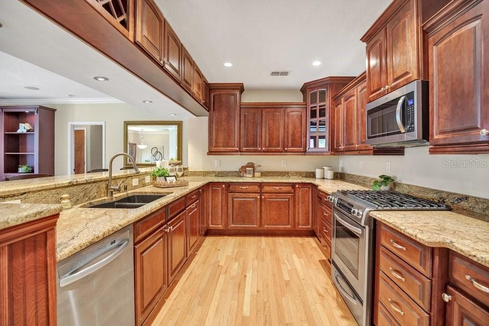 Open Kitchen, granite counters, solid wood cabinetry - 601 WESTMINSTER ST, ORLANDO