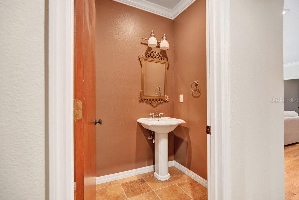 Half bath off Kitchen and Family Room - 601 WESTMINSTER ST, ORLANDO