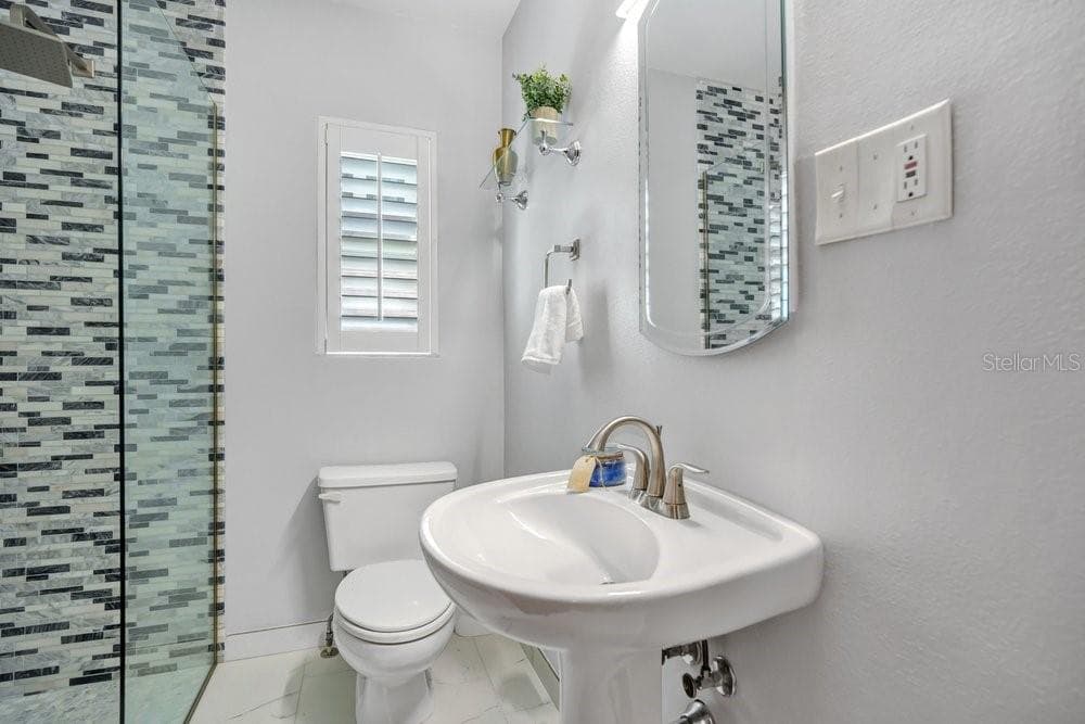 Guest Bathroom with walk-in Shower - 601 WESTMINSTER ST, ORLANDO