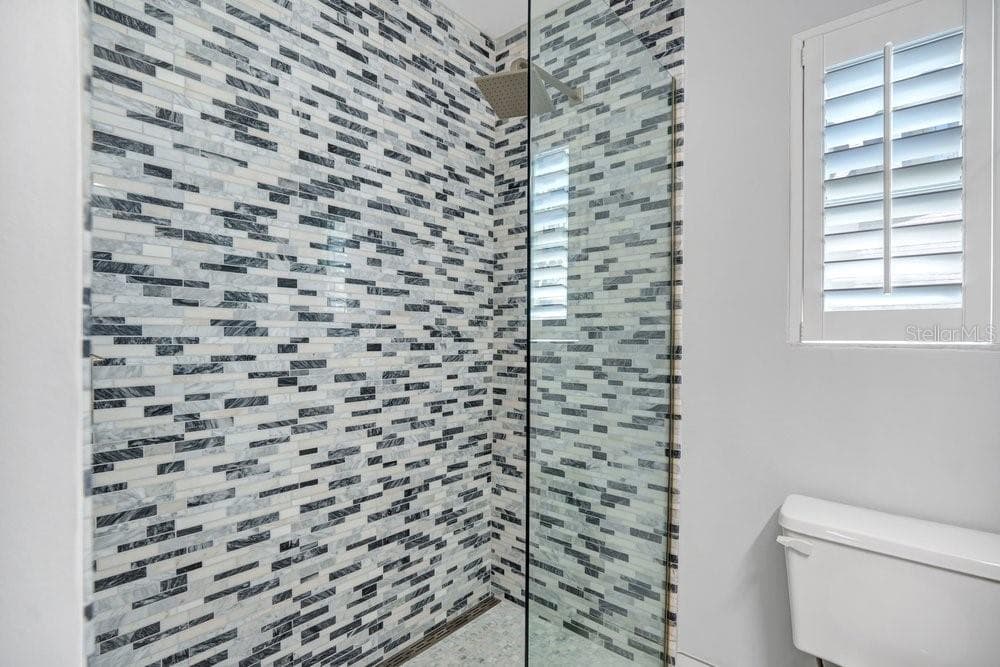 Guest Bathroom with walk-in Shower - 601 WESTMINSTER ST, ORLANDO
