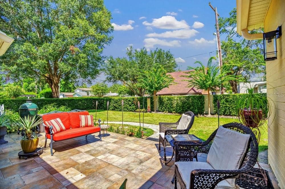 Private Patio overlooking landscaped backyard - 601 WESTMINSTER ST, ORLANDO