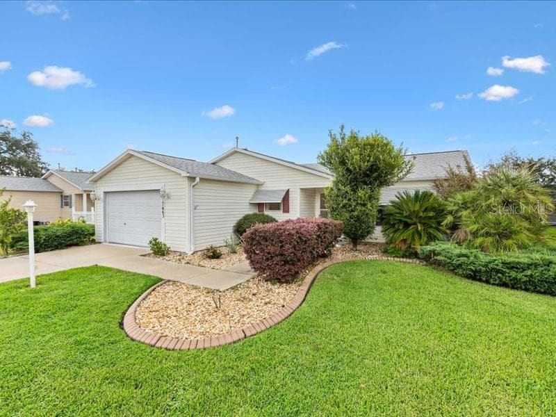 Nice well kept land scaping ez to care for - 17663 SE 92ND GRANTHAM TER, THE VILLAGES