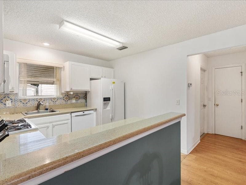 Nice Corrin serving bar - 17663 SE 92ND GRANTHAM TER, THE VILLAGES