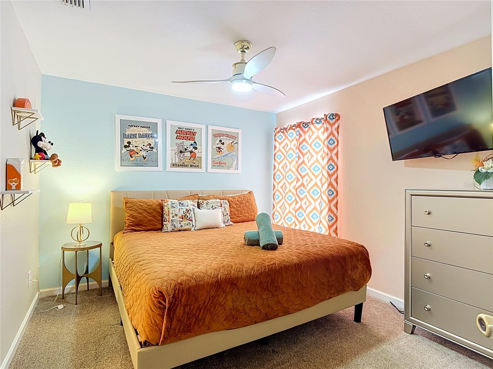 Upstairs guest bedroom with private ensuite bathroom. - 7742 COMROW ST, KISSIMMEE