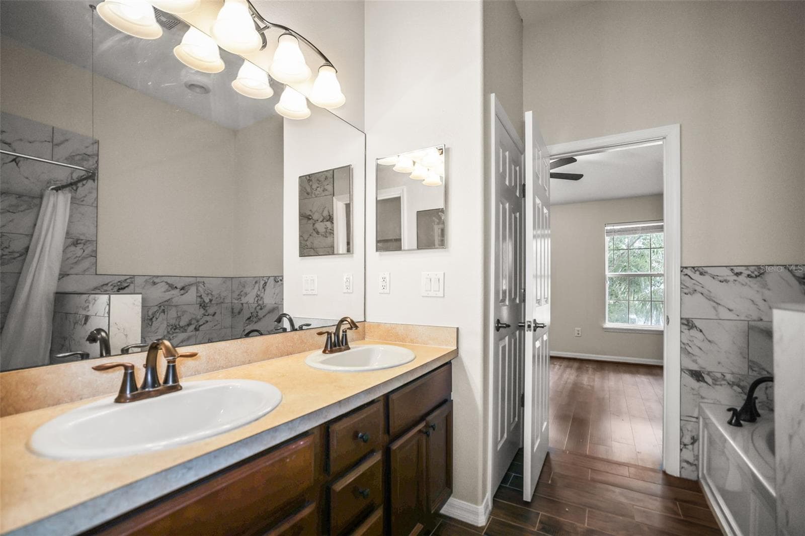 convenient double sink - 1516 TALISKER DR, CLEARWATER
