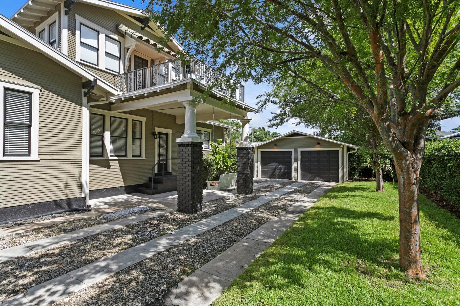 SIDE DRIVEWAY W/GARAGE - 705 W WEST ST, TAMPA