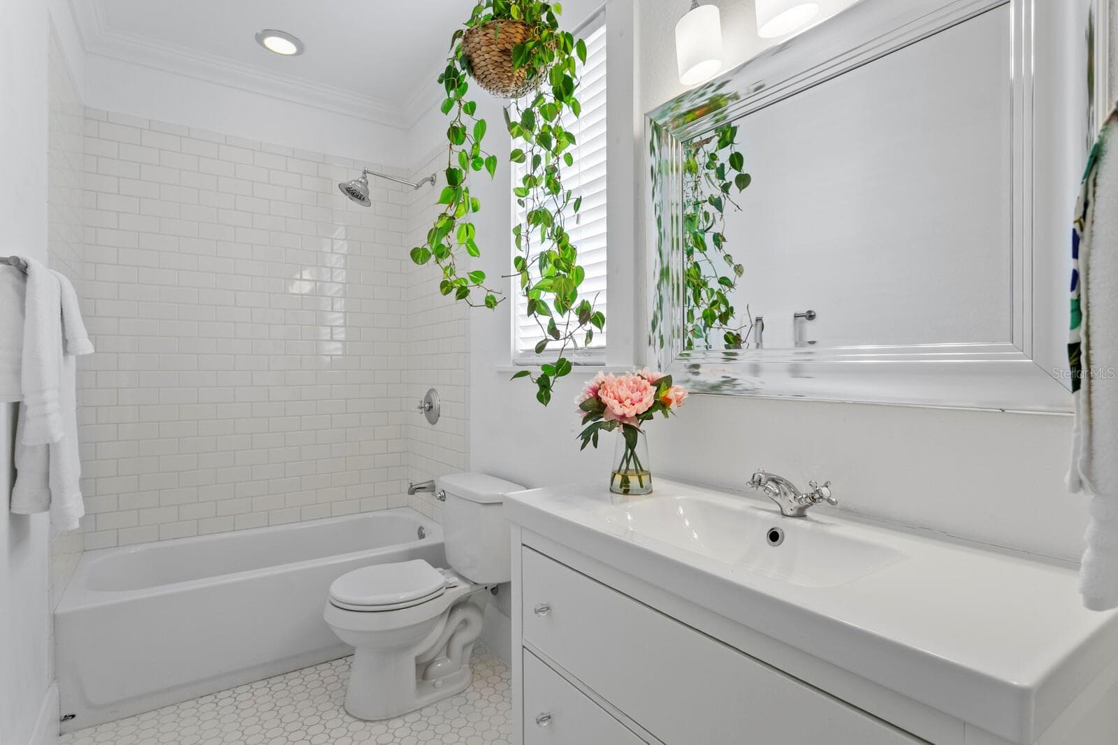 DOWNSTAIRS, BACK BATHROOM(EN-SUITE) - 705 W WEST ST, TAMPA