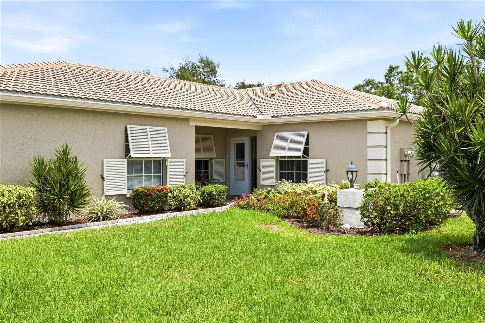 Incredible location in Villas of Papillon. Easy to lock and leave, making it a wonderful option for snowbirds, seasonal residents, or anyone who loves to travel without the worry of extensive home maintenance. - 3252 RINGWOOD MDW #81, SARASOTA