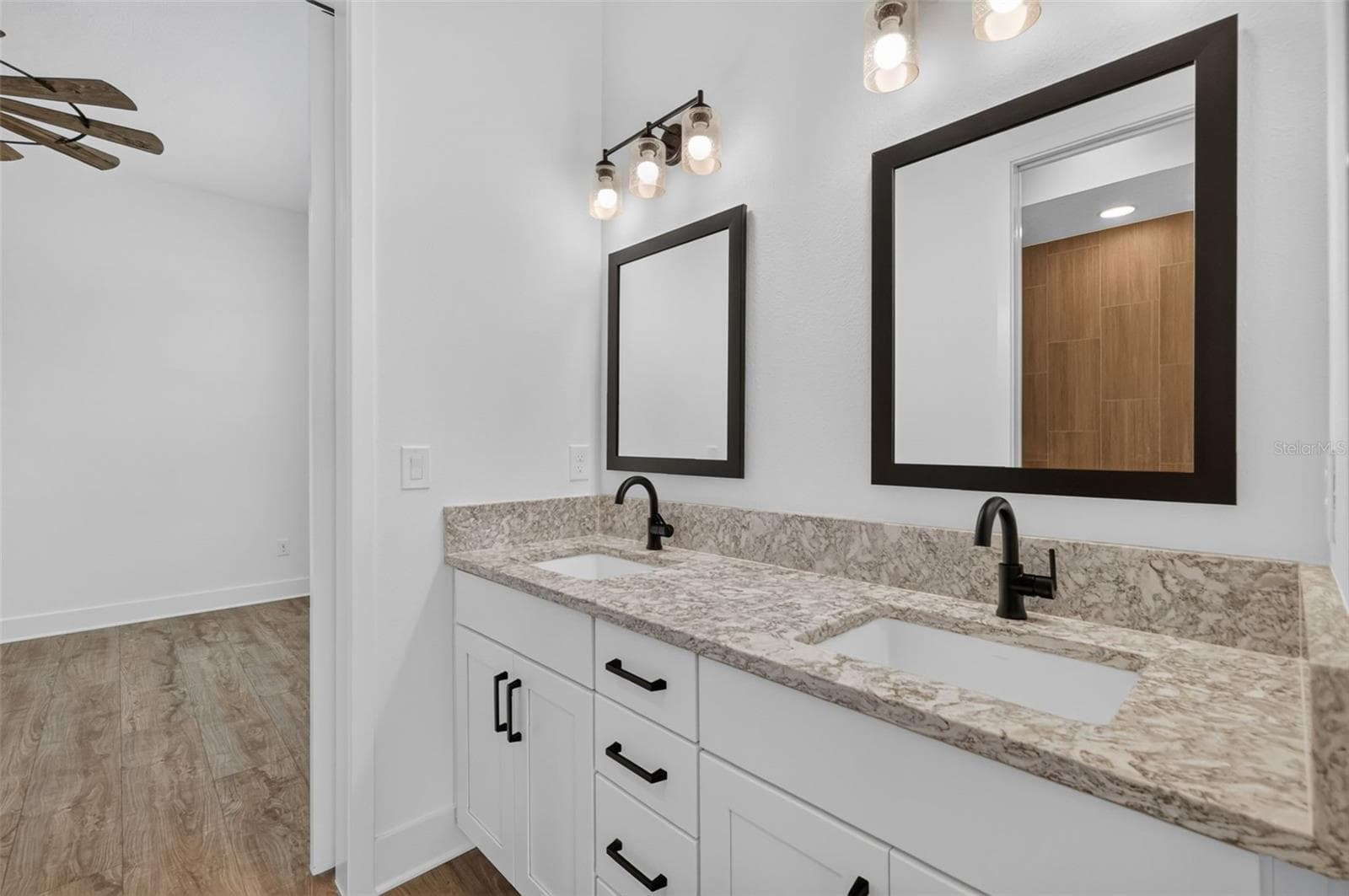 Jack-and-Jill Style Second Bathroom - 724 SHIVERS LOOP, THE VILLAGES