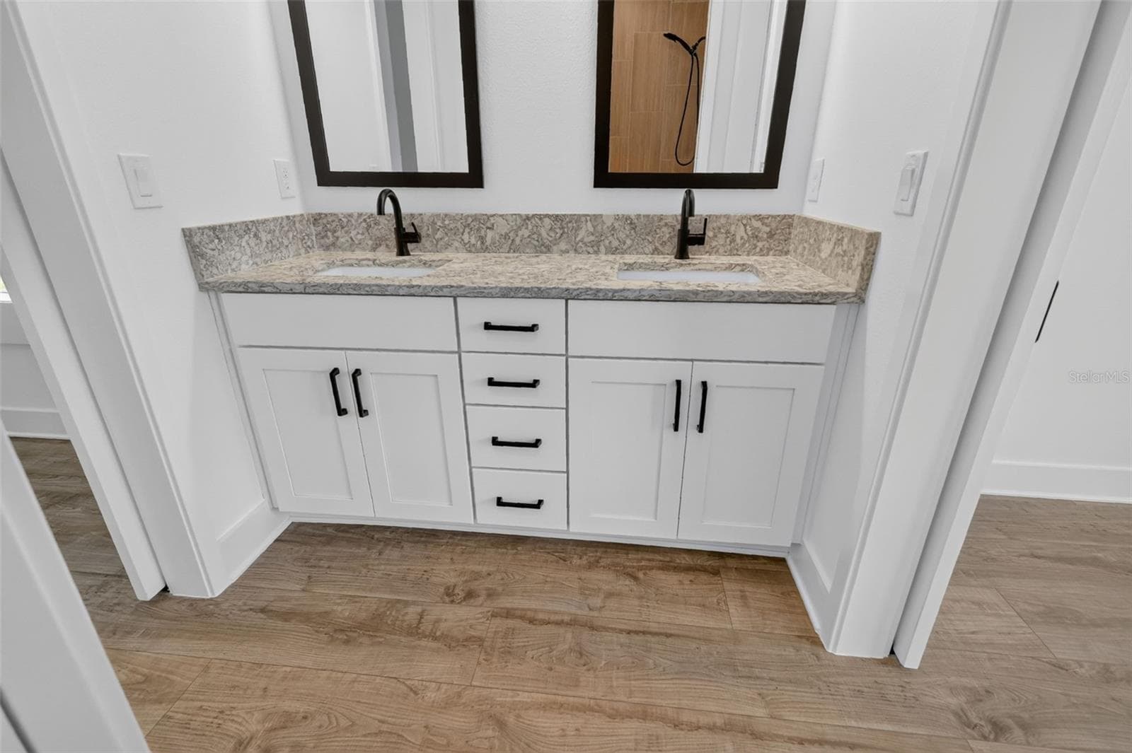 Jack-and-Jill Style Second Bathroom - 724 SHIVERS LOOP, THE VILLAGES