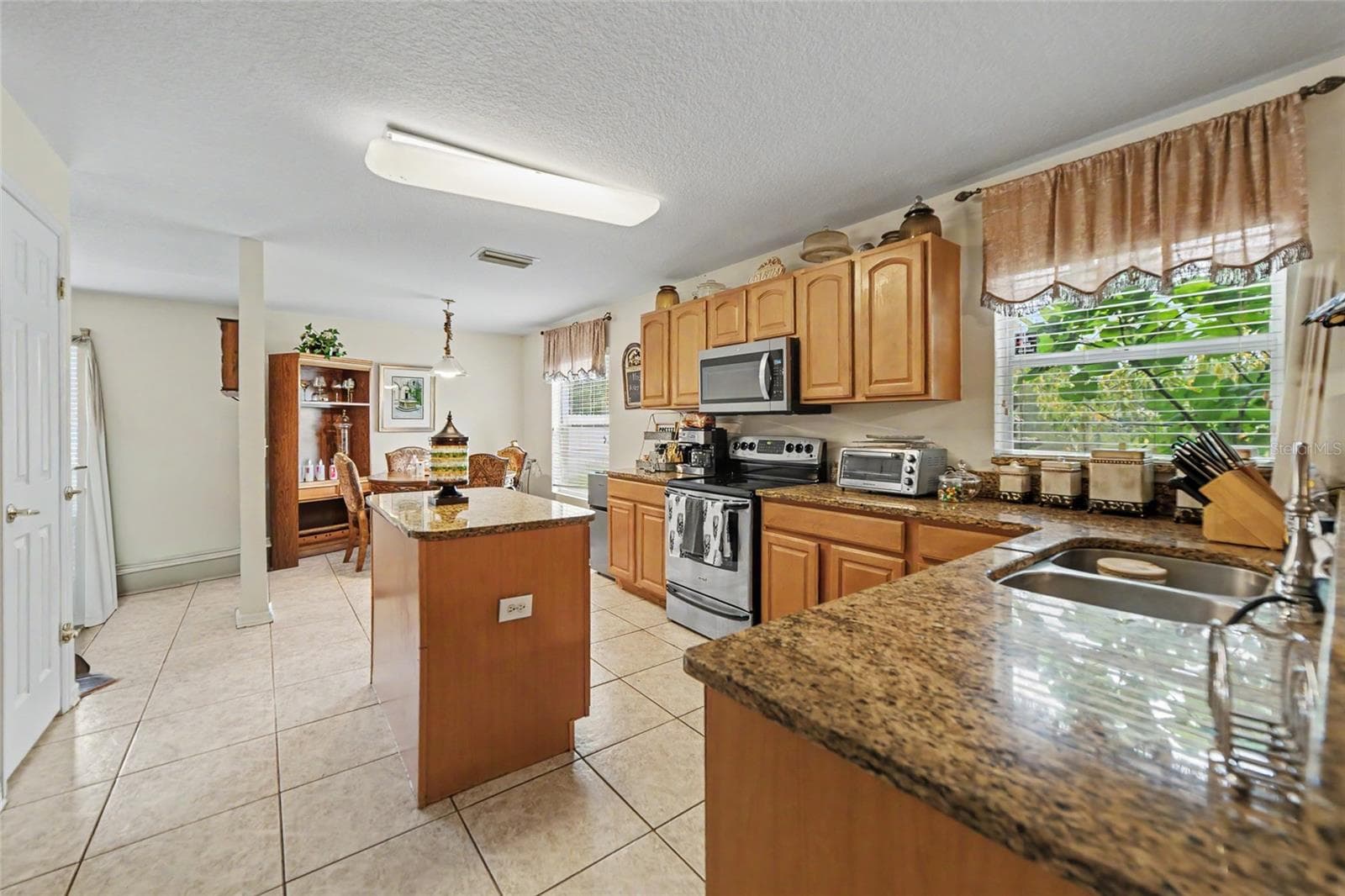 Single Family Residence at 15110 HERONGLEN DR, LITHIA, photo 11 of 31