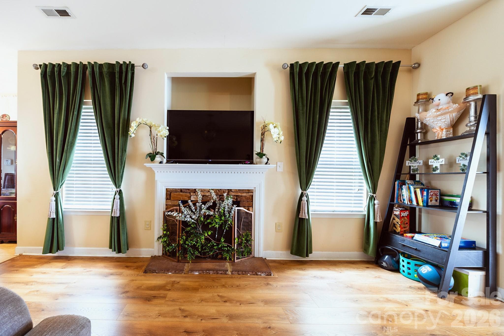 Single Family Residence at 948 Sundance Drive, Gastonia, photo 3 of 17