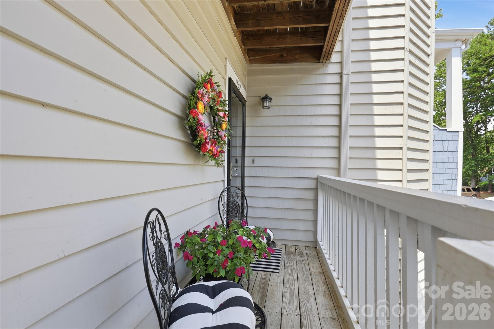 Warm entry with versatile use options - 932 Southwest Drive, Davidson