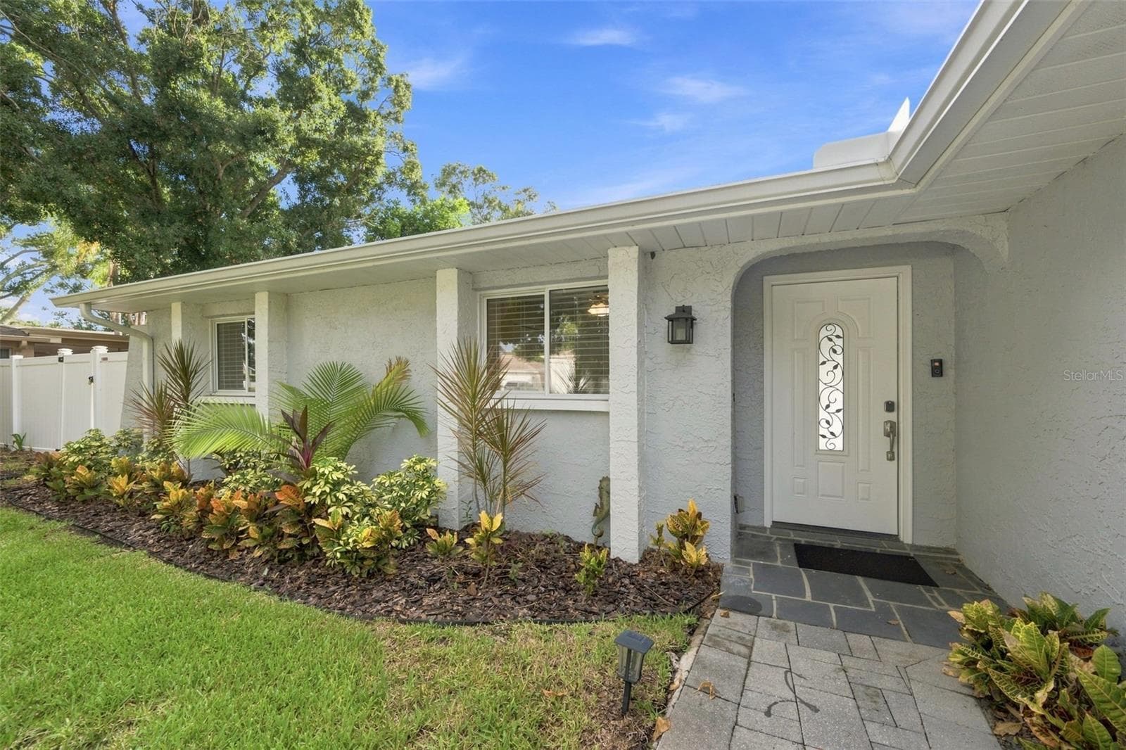 Landscaped entry - 3276 FOX HILL DR, CLEARWATER
