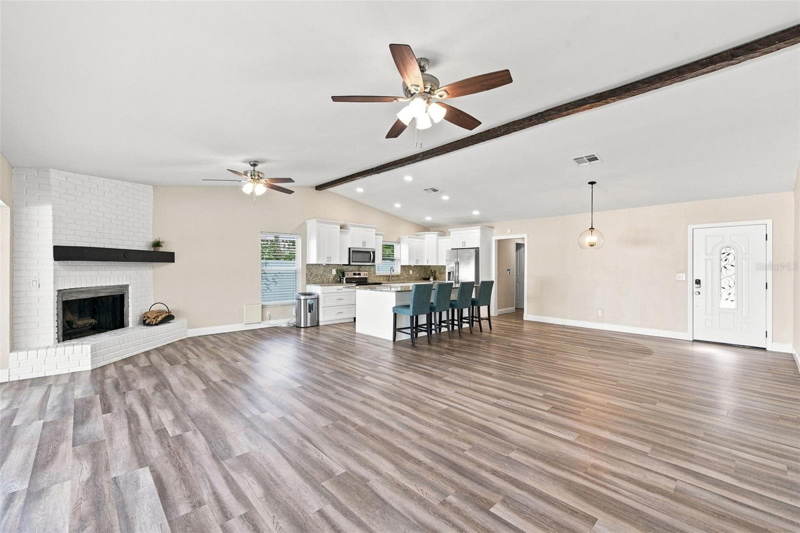 Great gathering room - 3276 FOX HILL DR, CLEARWATER