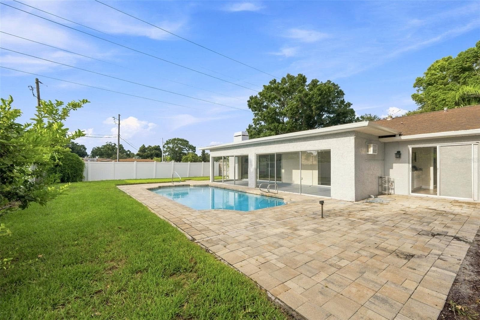 Expansive pool deck and backyard - 3276 FOX HILL DR, CLEARWATER