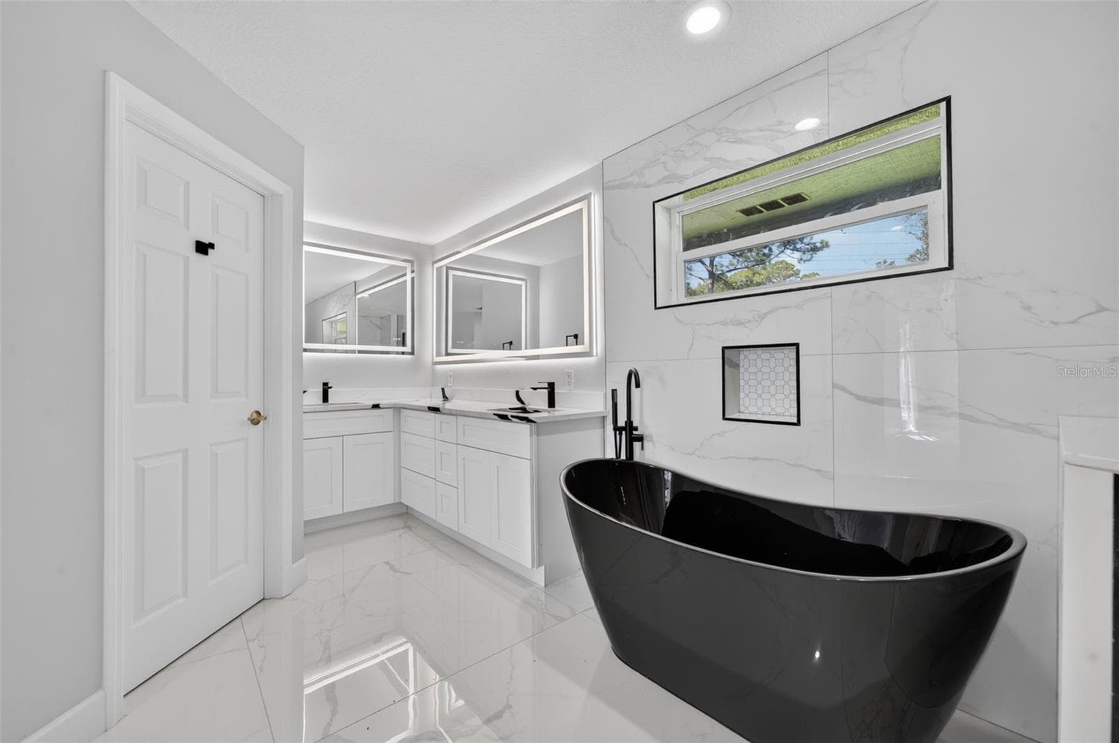 Updated Flooring, Soaking Tub, Vanity, Quartz countertops - 401 N 1ST ST, LAKE MARY