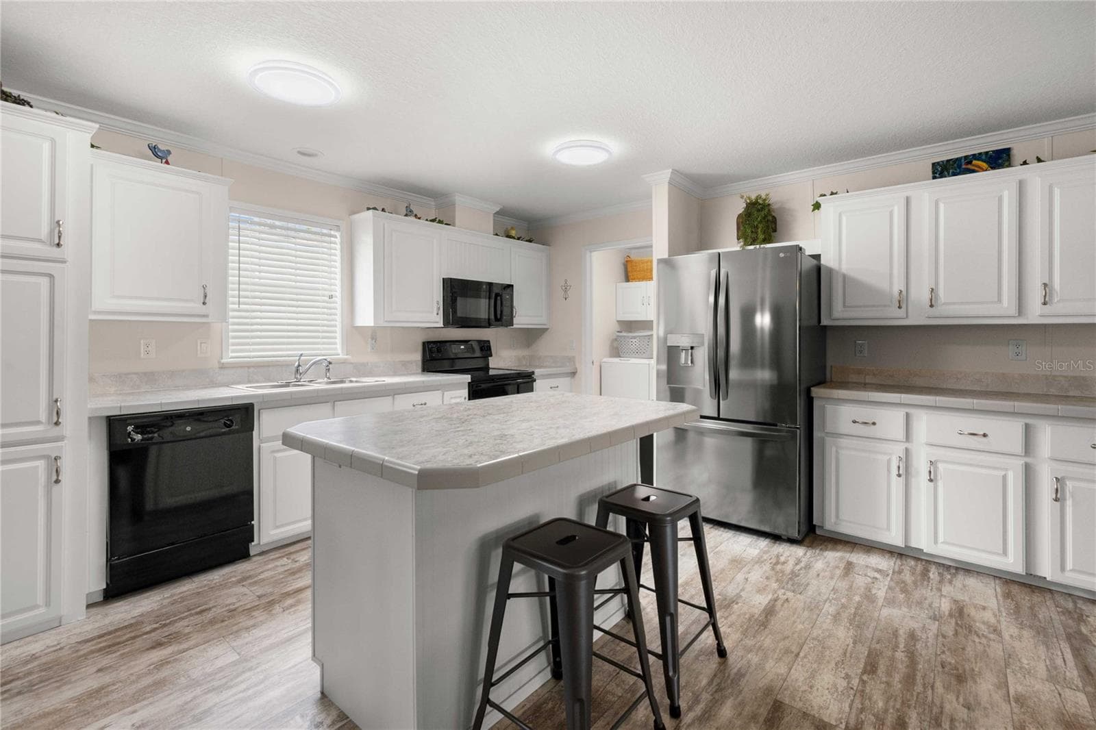 Nice center island in this kitchen. - 38417 MONET DR, ZEPHYRHILLS