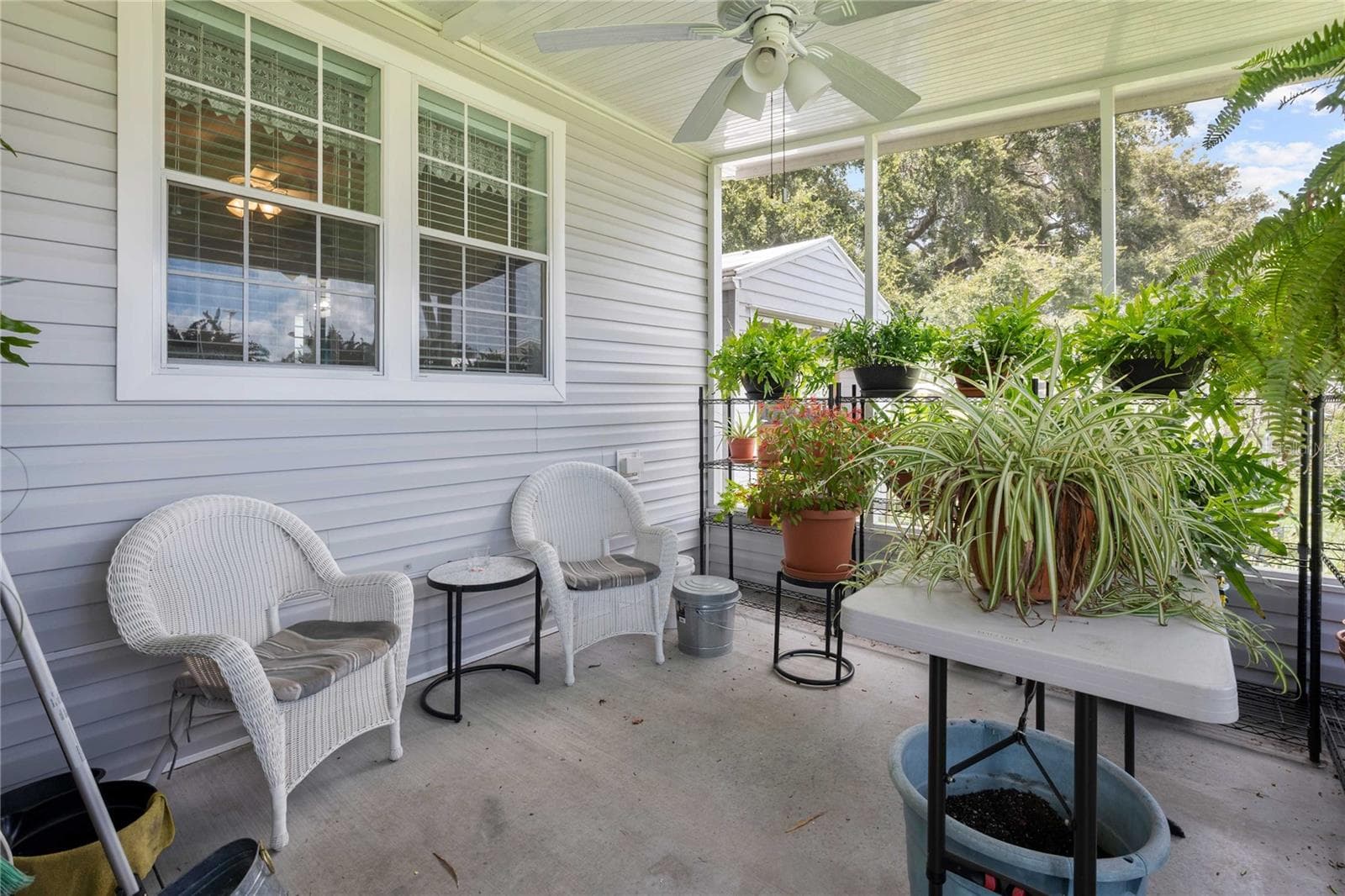 Screen patio. - 38417 MONET DR, ZEPHYRHILLS