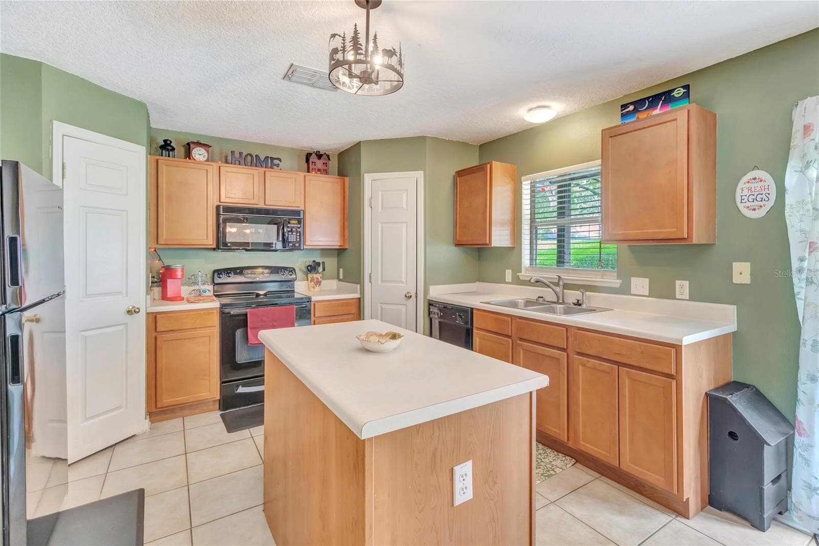 Kitchen Island - 216 TRES REYES LN, GROVELAND